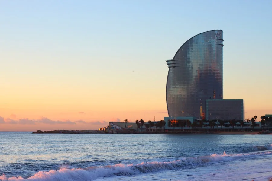 Edifici moderni fronte mare a Diagonal Mar, Barcellona