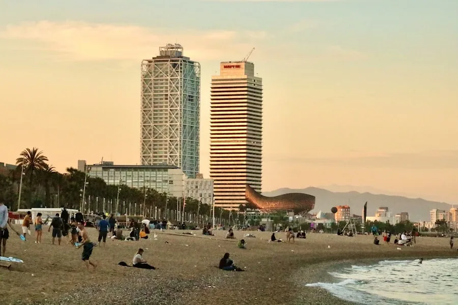 Strand von Barceloneta mit Wolkenkratzern im Hintergrund