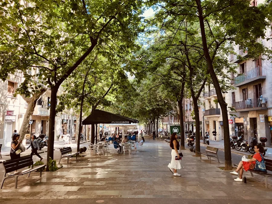 Straße in Gràcia mit Mopeds und typischer Architektur, Barcelona