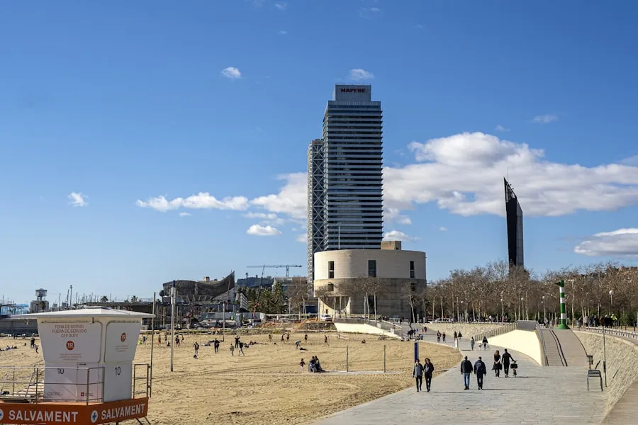 Strand und Wolkenkratzer der Vila Olímpica, Barcelona