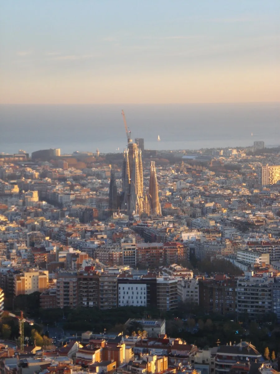 Vue panoramique de Barcelone au coucher du soleil, avec la Sagrada Família à l'horizon