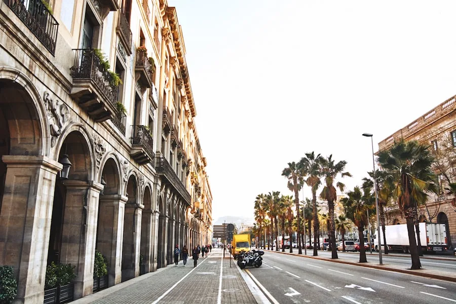 Baumbestandene Allee in einem Wohnviertel, Barcelona