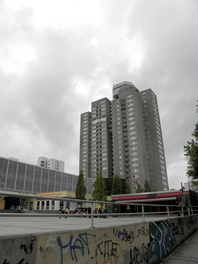 Les tours de Gropiusstadt plongées dans la verdure, Berlin