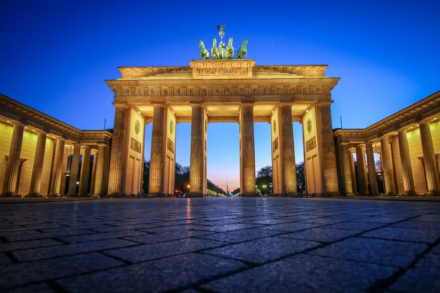 Porte de Brandebourg de Berlin au coucher du soleil