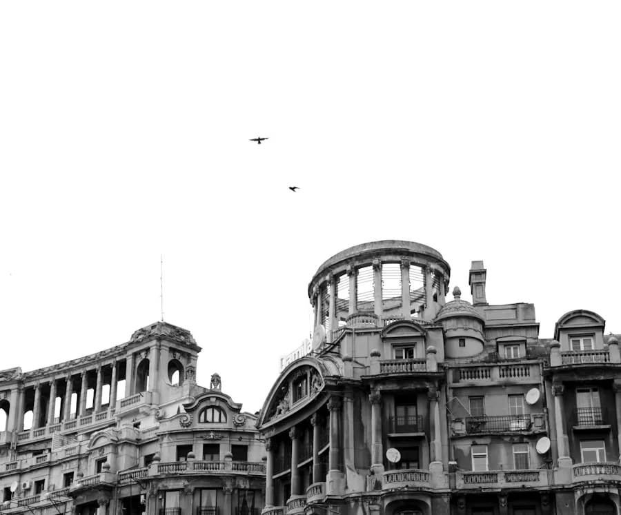 Bâtiment classique et skyline du centre de Bucarest