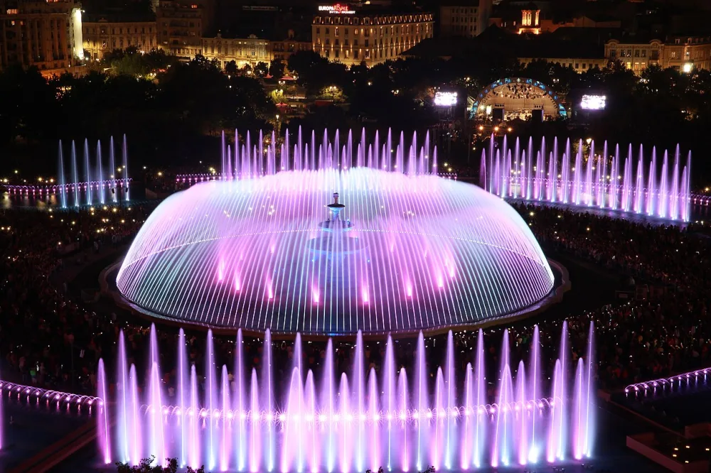 Las fuentes monumentales de Piața Unirii en Bucarest