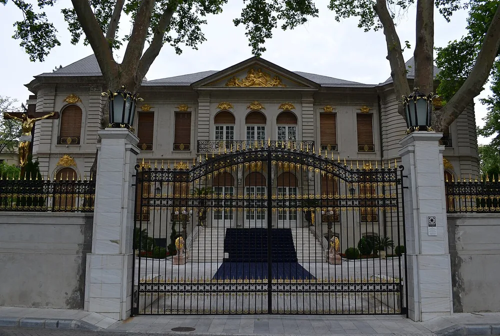 Une rue bordée d'arbres et de villas dans le quartier Dorobanți à Bucarest