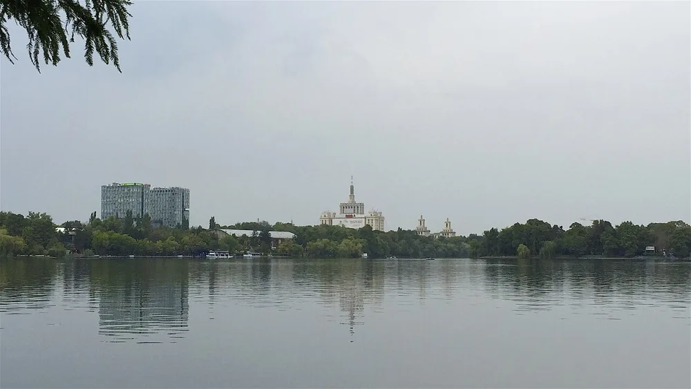 Der See und der Park von Herăstrău in Bukarest