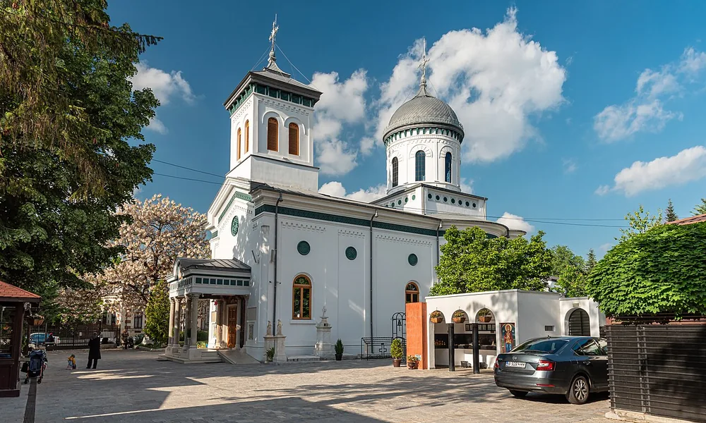 El jardín Icoanei en Bucarest entre las casas de época