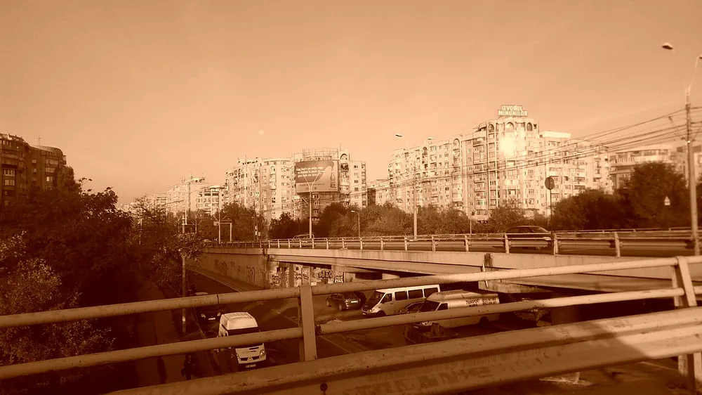 Un boulevard de Bucarest bordé d'immeubles