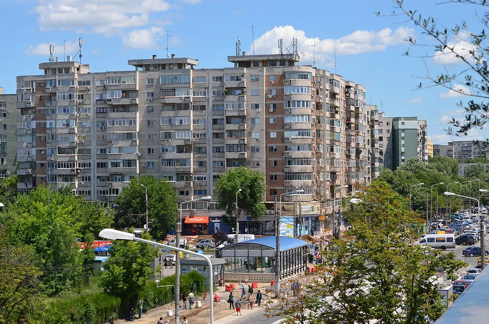 Des immeubles résidentiels le long d'un boulevard de Bucarest