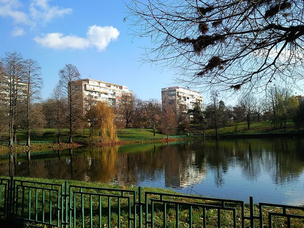 Tei järv Bukarestis selgel päeval