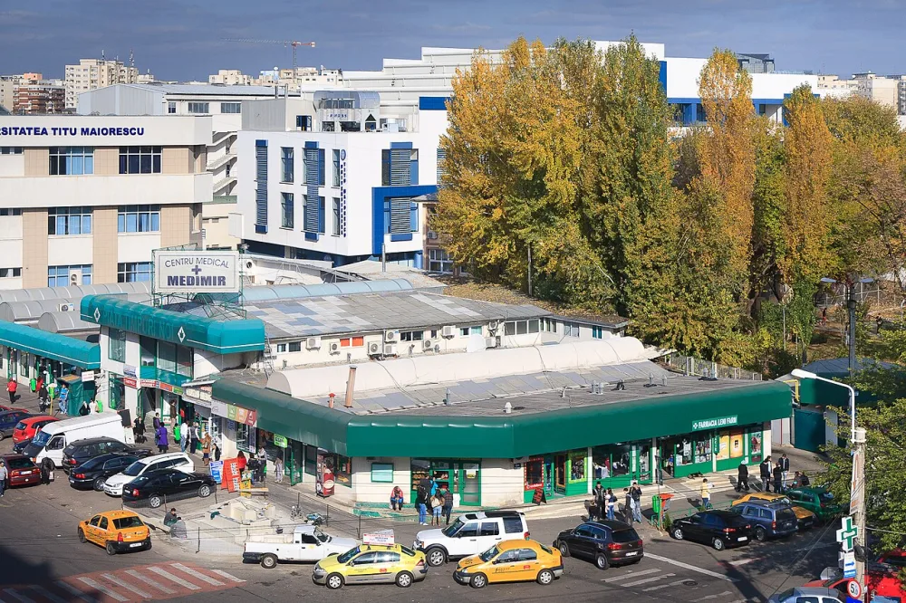 Piața Timpuri Noi commercial square, eastern Bucharest