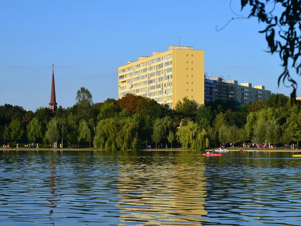 Lacul din parcul Alexandru Ioan Cuza, cartierul Titan, București