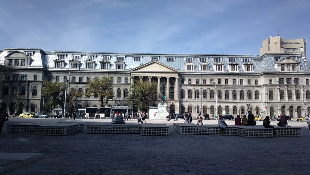 Der Platz Universității in Bukarest mit dem historischen Universitätsgebäude