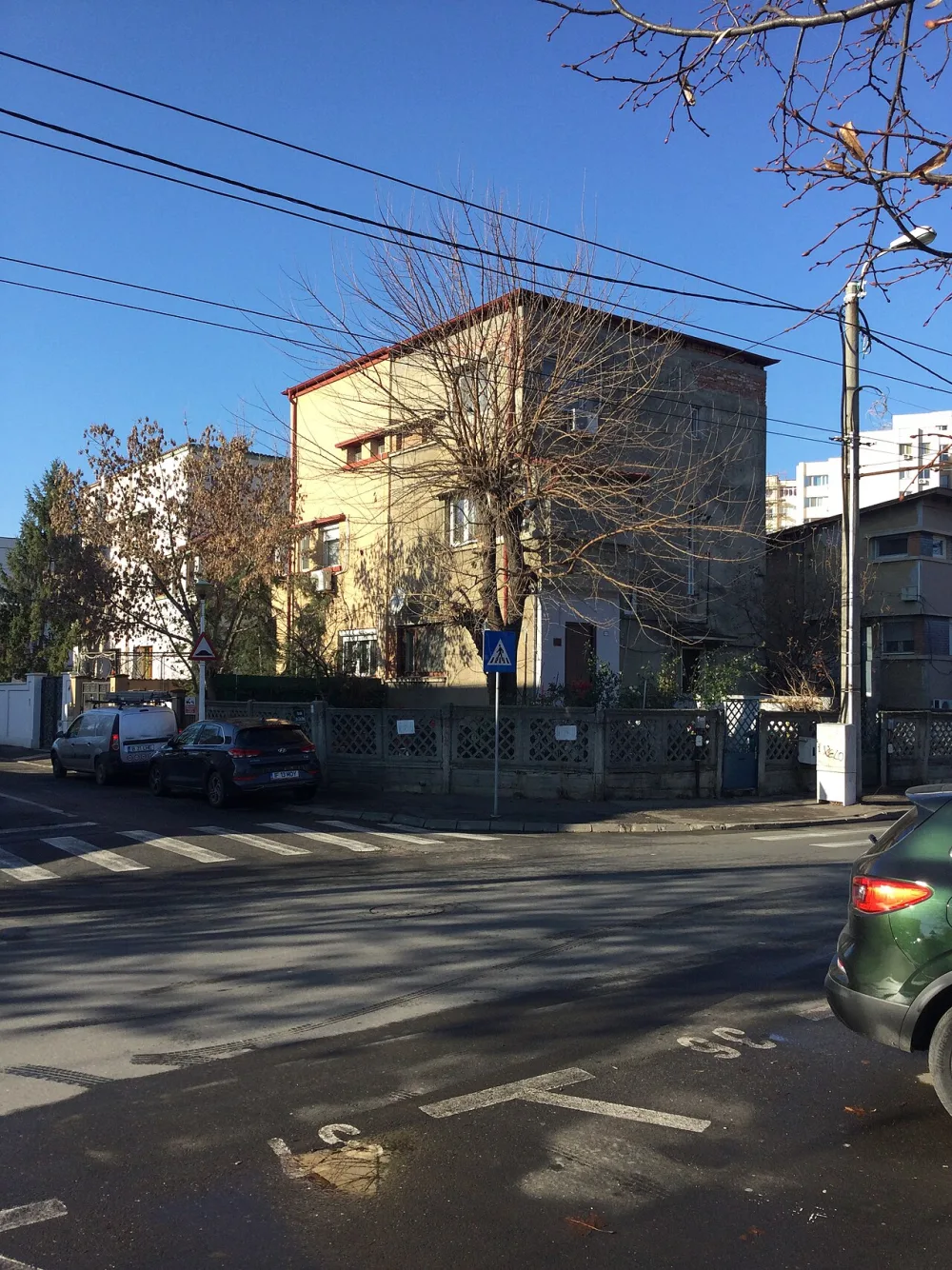 Calle arbolada de casas bajas en el barrio-jardín de Vatra Luminoasă, Bucarest