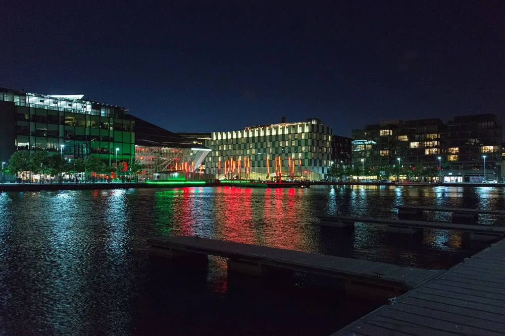 Bazinul Grand Canal Dock cu clădirile de sticlă din Silicon Docks, Dublin