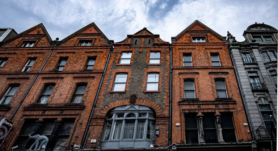 Alta terraza victoriana de ladrillo rojo en Dublín con hileras de ventanas