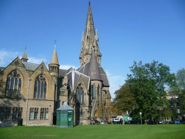 Allée automnale bordée d'arbres dans le parc au sud d'Édimbourg, près de Bruntsfield Links