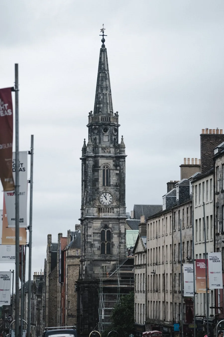 Edificios del Canongate en la mitad baja de la Royal Mile en Edinburgh