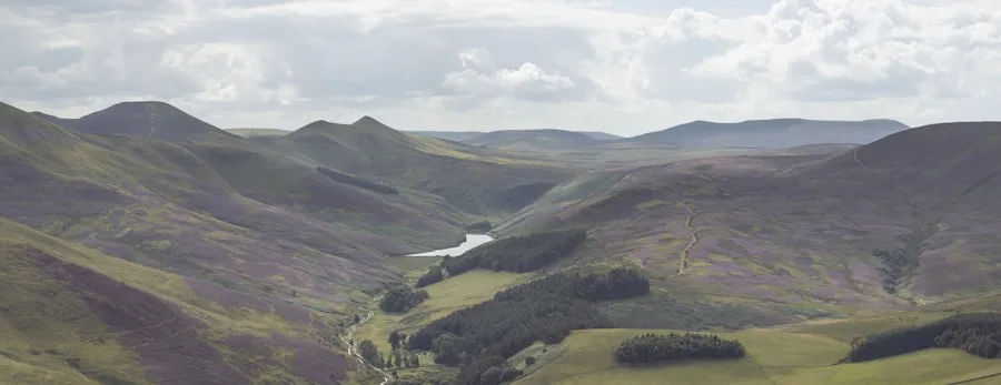 Dealuri verzi ondulate lângă Edinburgh, evocând peisajul Braid Hills de lângă Liberton