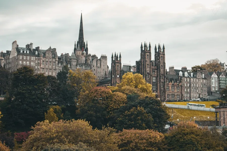 Edinburgher Skyline mit der Turmspitze des New College über herbstlichen Bäumen, vom Süden aus gesehen
