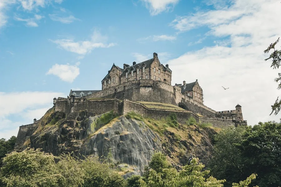 La Royal Mile en el Old Town de Edinburgh con la catedral de St Giles