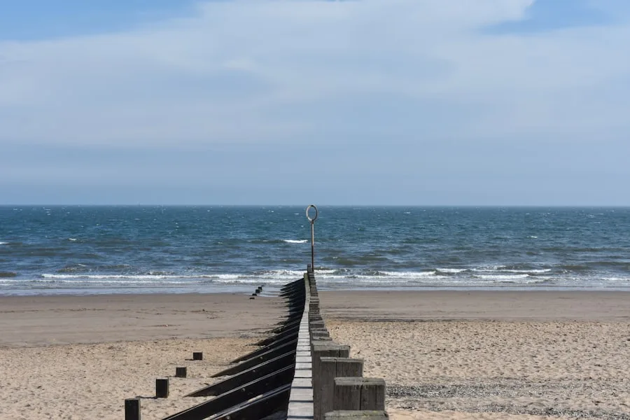 La spiaggia di Portobello a Edimburgo con i groynes di legno che si estendono nel Firth of Forth
