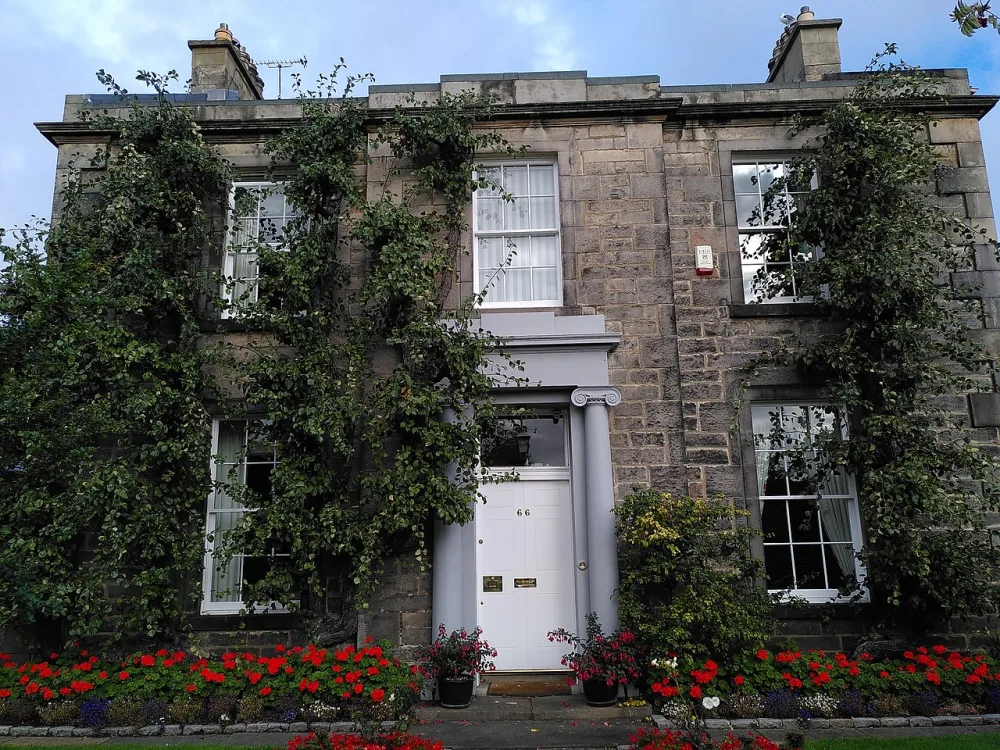 Strada residenziale alberata a Trinity, nel nord di Edimburgo