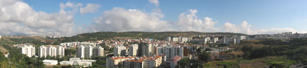 O stradă rezidențială din Carnaxide, zona Lisabonei