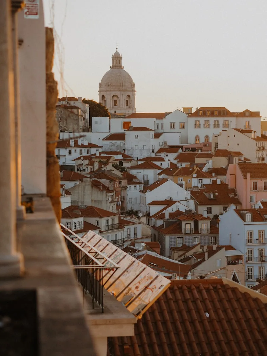 Callejón histórico de Alfama con casas blancas, Lisboa