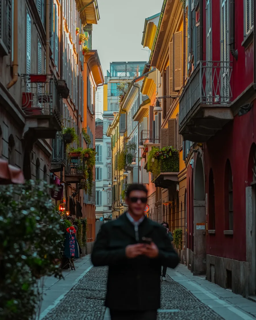Rua estreita de Brera em Milano com edifícios históricos coloridos e varandas