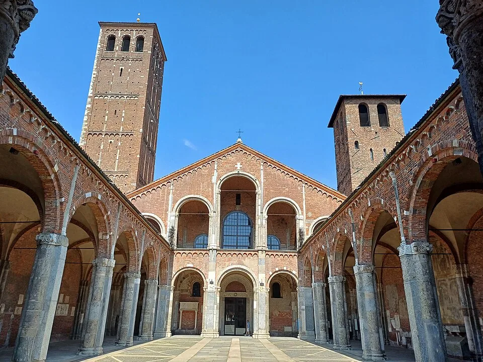 Basilica di Magenta-Sant'Ambrogio Milanos: romaani stiilis fassaad ja kellatornid aatriumist vaadatuna