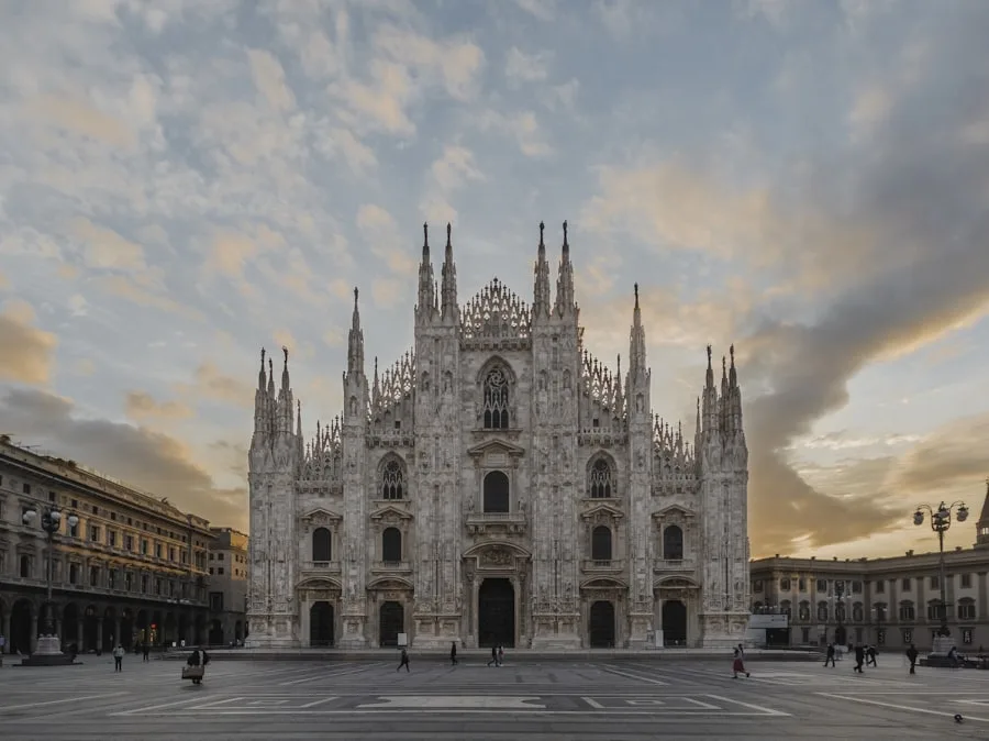 Catedrala Duomo din Milano cu fațada sa de marmură și Galleria Vittorio Emanuele