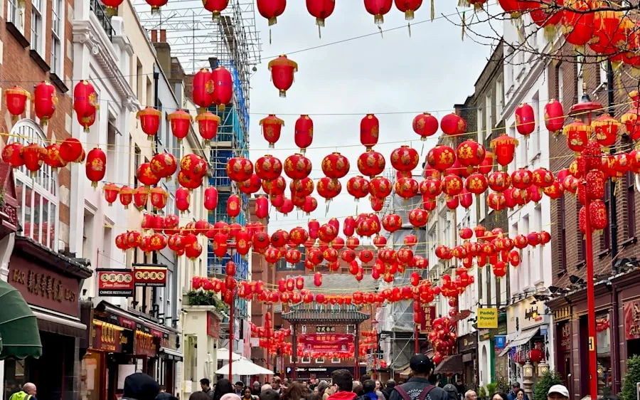 Punased laternad rippumas üle Chinatowni jalakäijate tänava