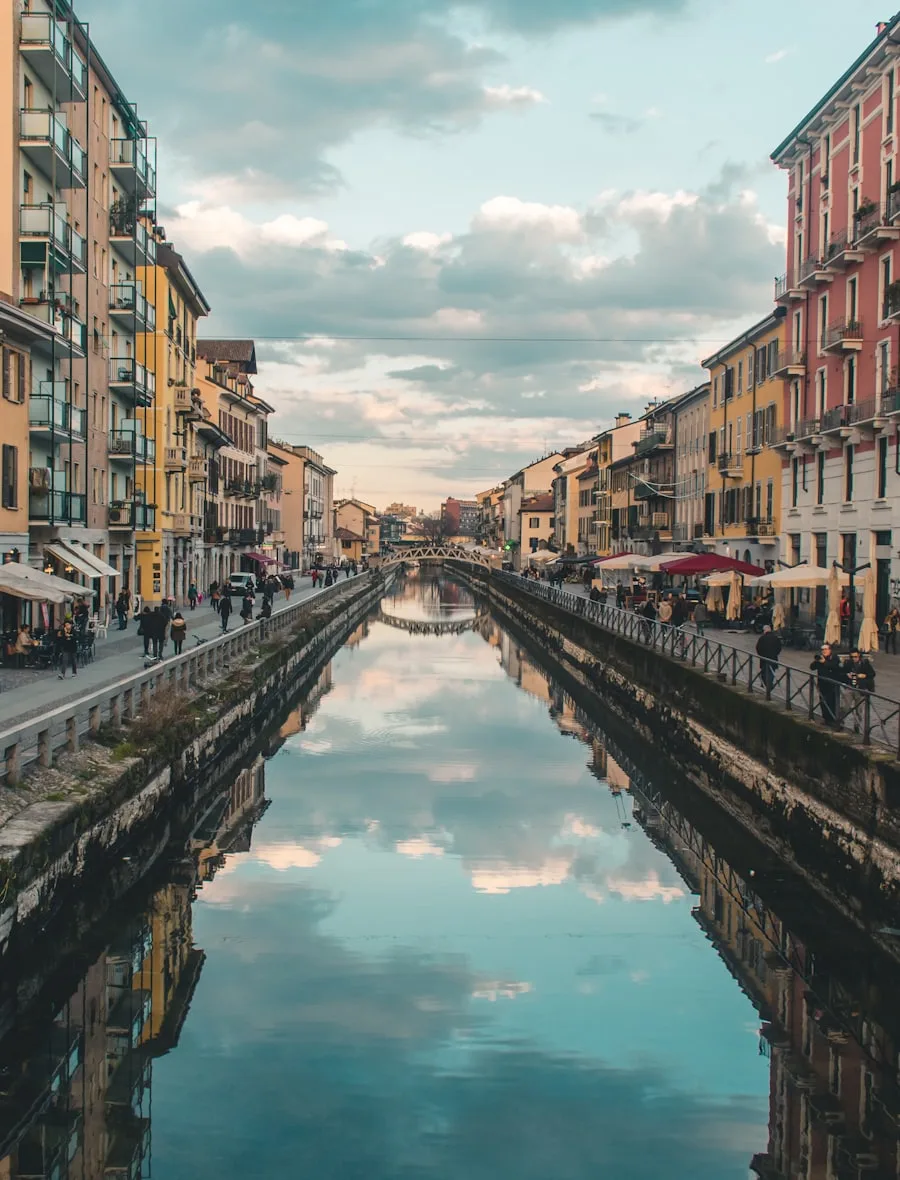 Der Kanal Naviglio Grande mit Wolkenspiegelungen nahe Porta Genova in Mailand