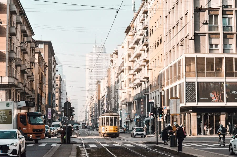Tranvía de Milán cruzando una amplia avenida del centro con edificios de la época Liberty