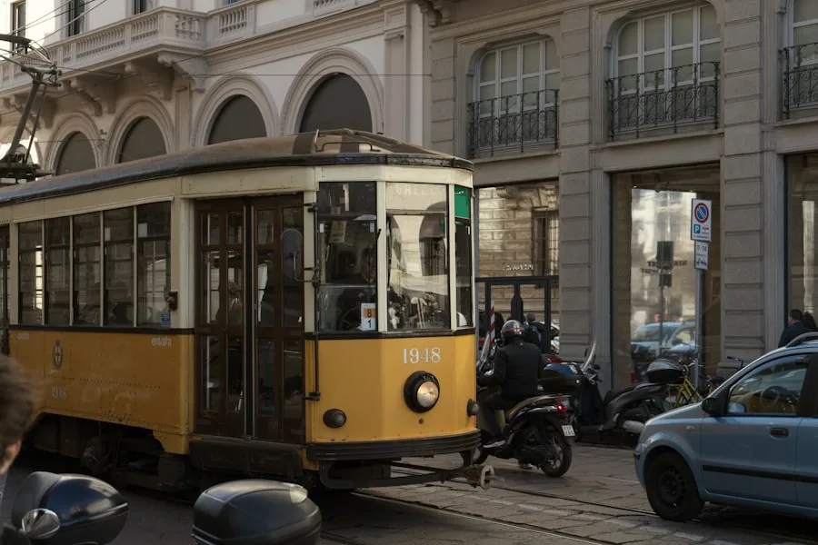 Vieux tramway jaune passant devant un palazzo historique de l'est de Milan