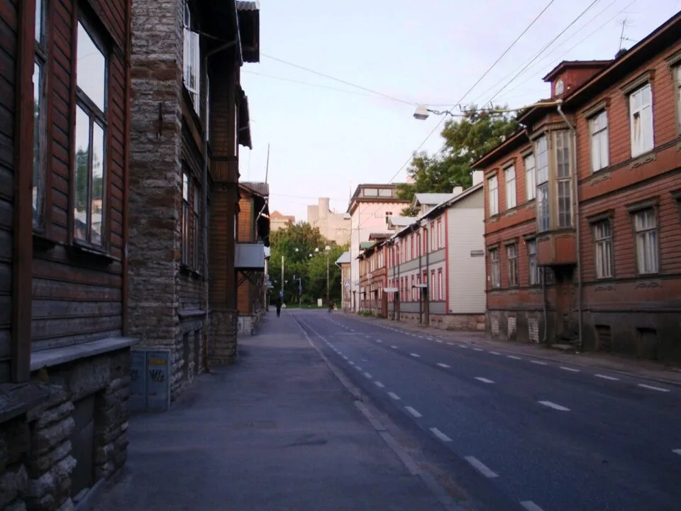 Via Tehnika a Kelmiküla con caseggiati di legno