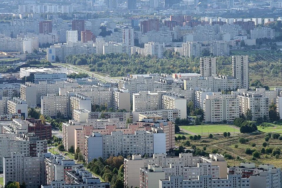 Vista aérea de los bloques de paneles de Mustakivi y Laagna en Lasnamäe, Tallin