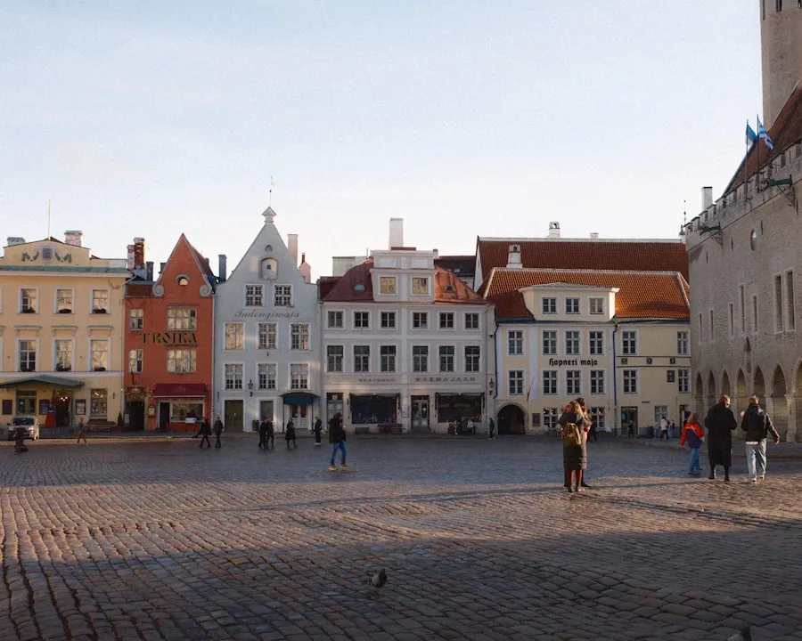 Strade della Tallinn centrale vicino a Toompea e alla Biblioteca Nazionale