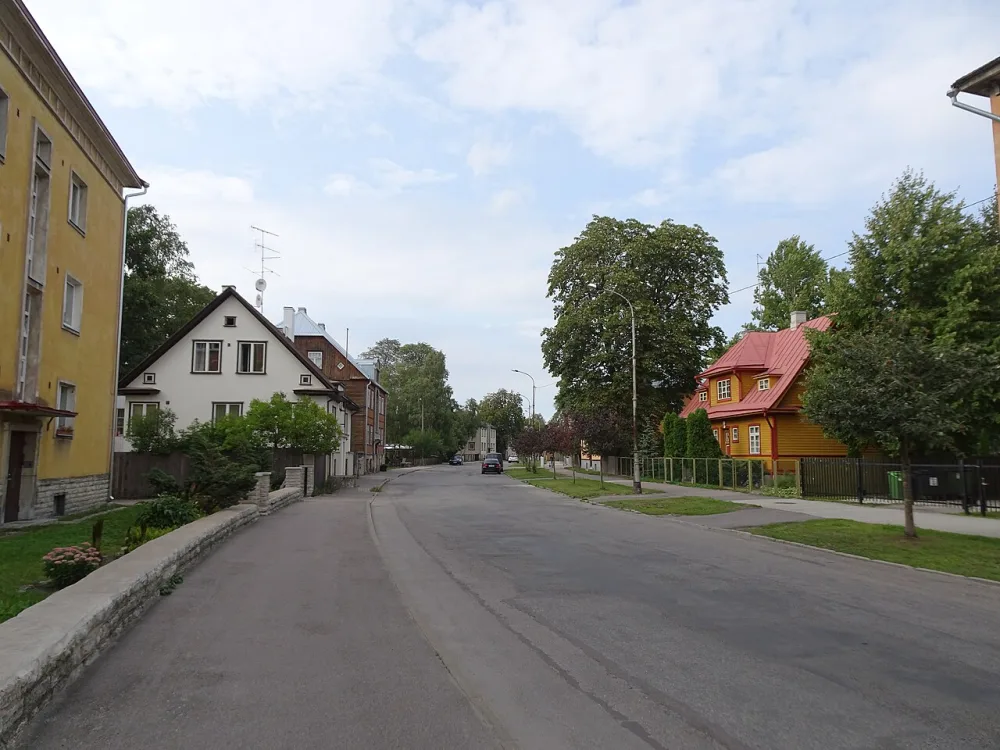 Casas de madera en la calle Koidu en el barrio de Uus Maailm, Tallin