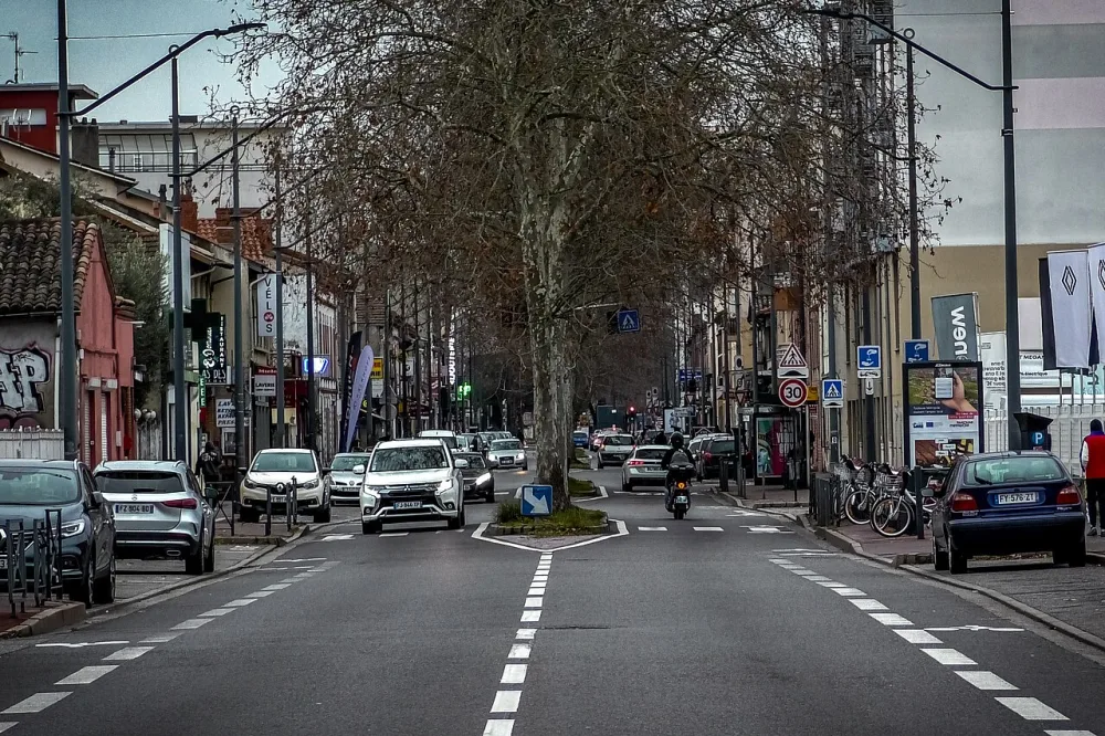 Avenue des États-Unis towards the Barrière de Paris, a neighborhood in northern Toulouse