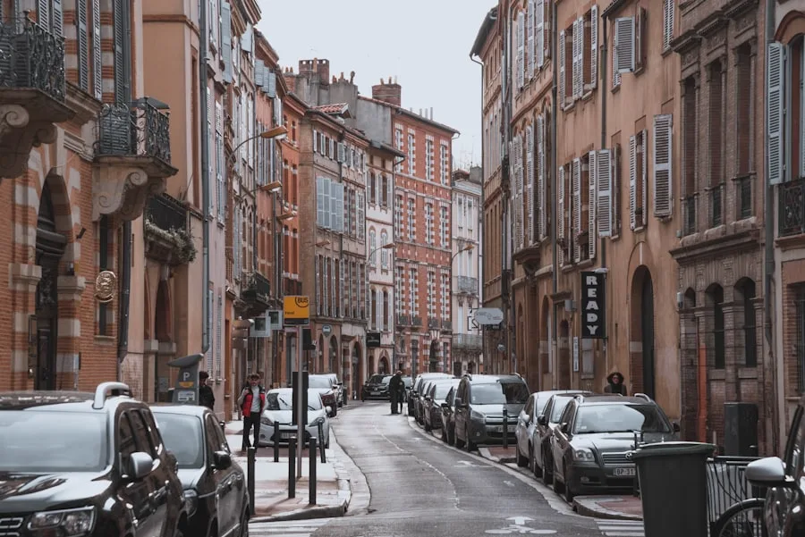 Place du Capitole a Tolosa con l'architettura in mattoni rosa