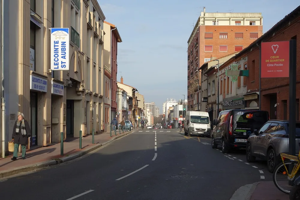 Avenue Jean-Rieux in the heart of the Côte Pavée neighborhood in Toulouse