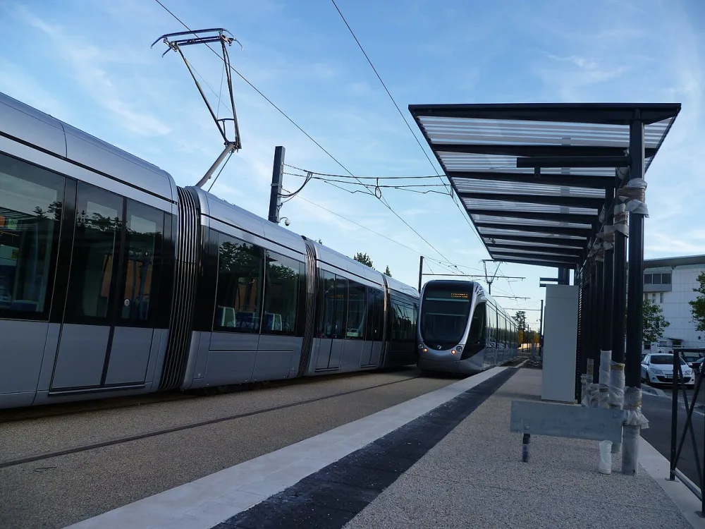 O elétrico T1 na paragem Purpan, no setor oeste de Toulouse, junto ao CHU Purpan