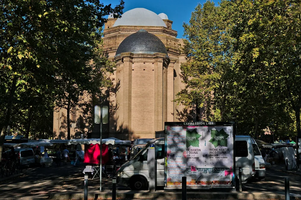 Bancarelle del mercato della domenica attorno alla chiesa di Saint-Aubin a Tolosa