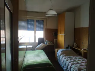 habitación dos camas individuales amplio armario y balcón privado