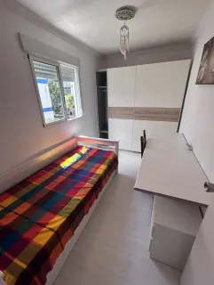 Chambre avec grand placard