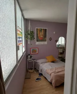 Quarto luminoso em coliving